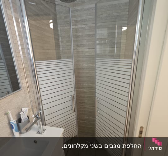 מקלחון זכוכית עם ראש מקלחת עגול